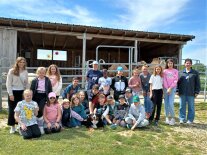 Schüler der vierten Klasse der Wilhelm-Ernst-Grundschule Ingolstadt zu Gast auf der Happy Höcker Farm in Manching
