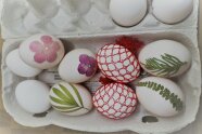 Eierkarton mit zum Musterfärben vorbereitete Eier