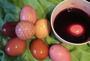 Rot gefärbte Eier