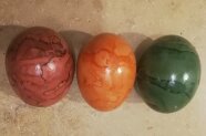 3 Gefärbte Eier - rot, orange, grün