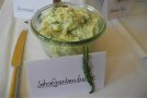 Eine Schüssel mit Schafgarbenbutter steht auf einem Tisch