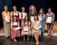 Frauen stehen auf einer Bühne