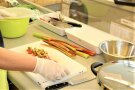 Lebensmittel und ein Küchenbrett liegt auf einer Küchenarbeitsplatte
