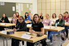 Frauen sitzen im Klassenzimmer