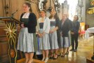 Frauen stehen am Rednerpult in der Kirche an