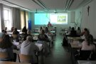 Personen sitzen in einem Klassenzimmer