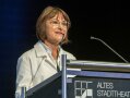 Frau steht hinter Rednerpult