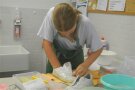 Kinder putzen Turnschuhe