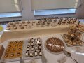 Kuchen und in Stücke geschnittene Torte auf Tellern und Platten