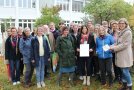 Studierende mit Lehrern im Garten