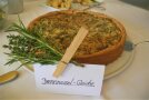 Eine Quiche steht auf einem Tisch