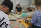 Kinder putzen Turnschuhe