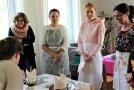 Frauen decken Tafel