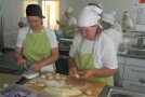 Frauen arbeiten in einer Großküche