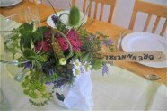 Ein Tisch mit Blumenschmuck