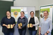 3 Studierende mit Lehrerin