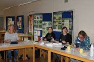 4 Frauen sitzend an Tischen bei Lehrfortbildung