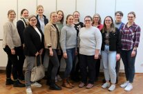 Frauen stehen in einer Gruppe zusammen