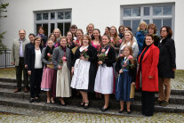 Gruppenbild der Studierenden auf Treppe im Außenbereich eines Gebäudes