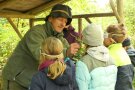 WEZ-Mitarbeiter lässt Kinder an Waldpflanzen schnuppern