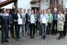 Gruppenbild in Natur mit Teilnehmern nach der Zertifikatsübergabe