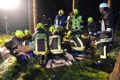 Feuerwehrleute bergen eine verletzte Person