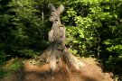 Holzskulptur im Wald