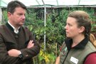 Zwei Personen unterhalten sich vor dem Messestand