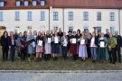 Gruppenbild in Natur mit Teilnehmern nach der Zertifikatsübergabe