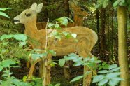 Rehskulptur aus Holz auf dem Pirschpfad