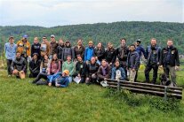 Gruppenfoto der Studenten bei ihrer Exkursion mit dem AELF I-P am Michelsberg nahe Kipfenberg 