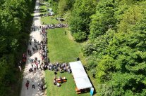 Bastelstand mit Pflanzendruck und Perlen