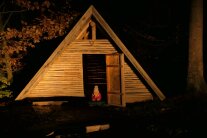 Kind in Waldhütte bei Nacht