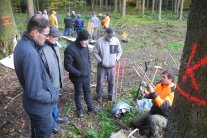 Personen stehen im Kreis und schauen bei einer Demonstration zu
