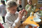 Kinder hält ein kleines Glas mit Butter in der Hand
