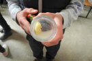 Kinder hält ein kleines Glas mit Butter in der Hand