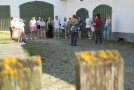 Personen stehen auf dem Bauernhof