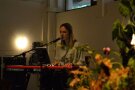 Frau sitzt an einem Keyboard und spielt ein Musikstück