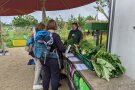 Zwei Personen an einem Stand