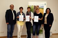3 Absolventinnen mit Zertifikat zwischen Behördenleiter und Seminarleiterin
