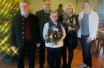 5 Personen stehen nebeneinander