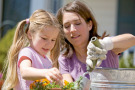 Frau und Mädchen arbeiten im Garten