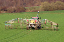 Traktor mit Güllefass bei bodennaher Gülleausbringung auf Grünland